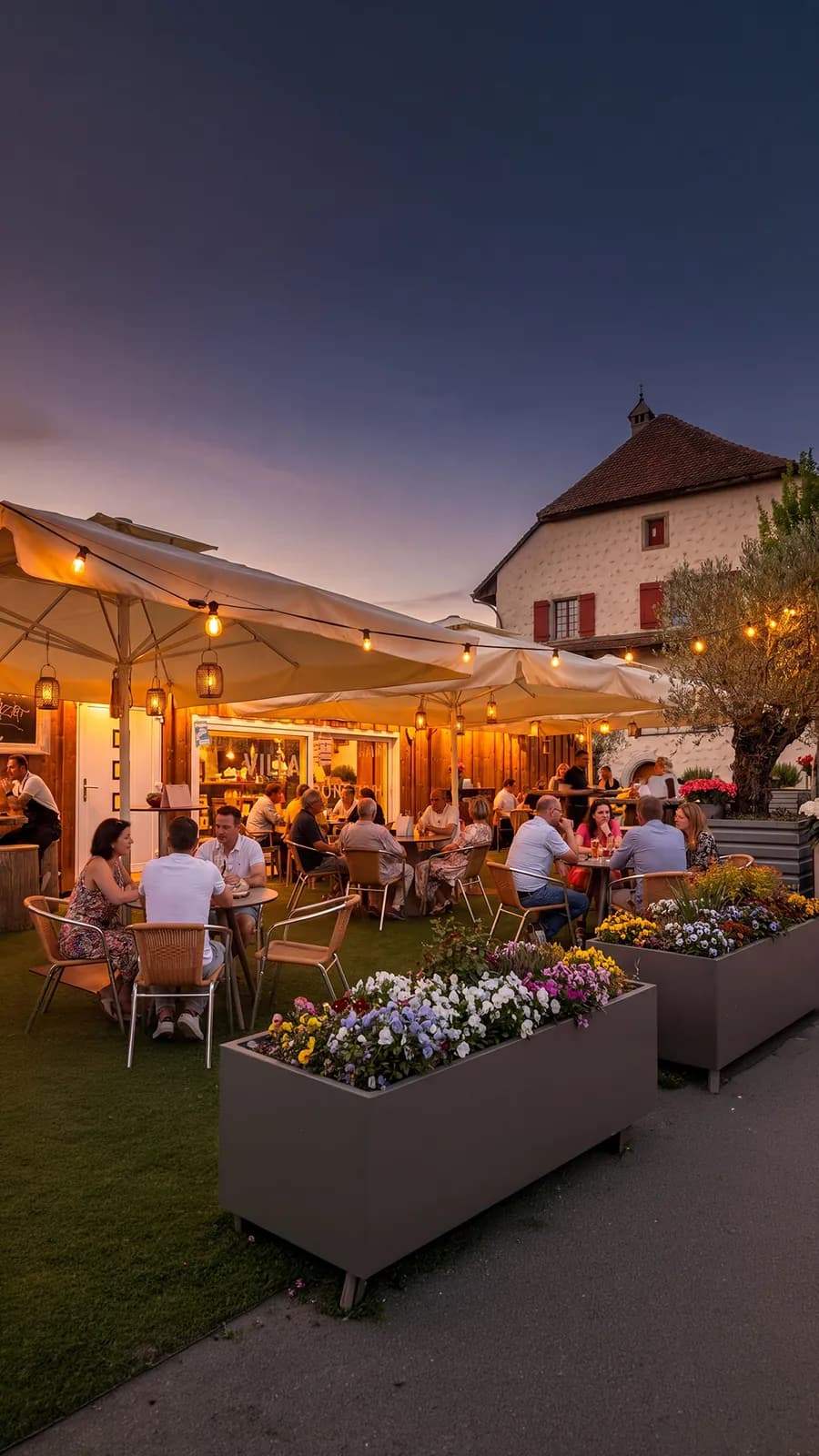 BURGturm BAR Aussenbereich am Abend mit Lichterketten und Olivenbäumen