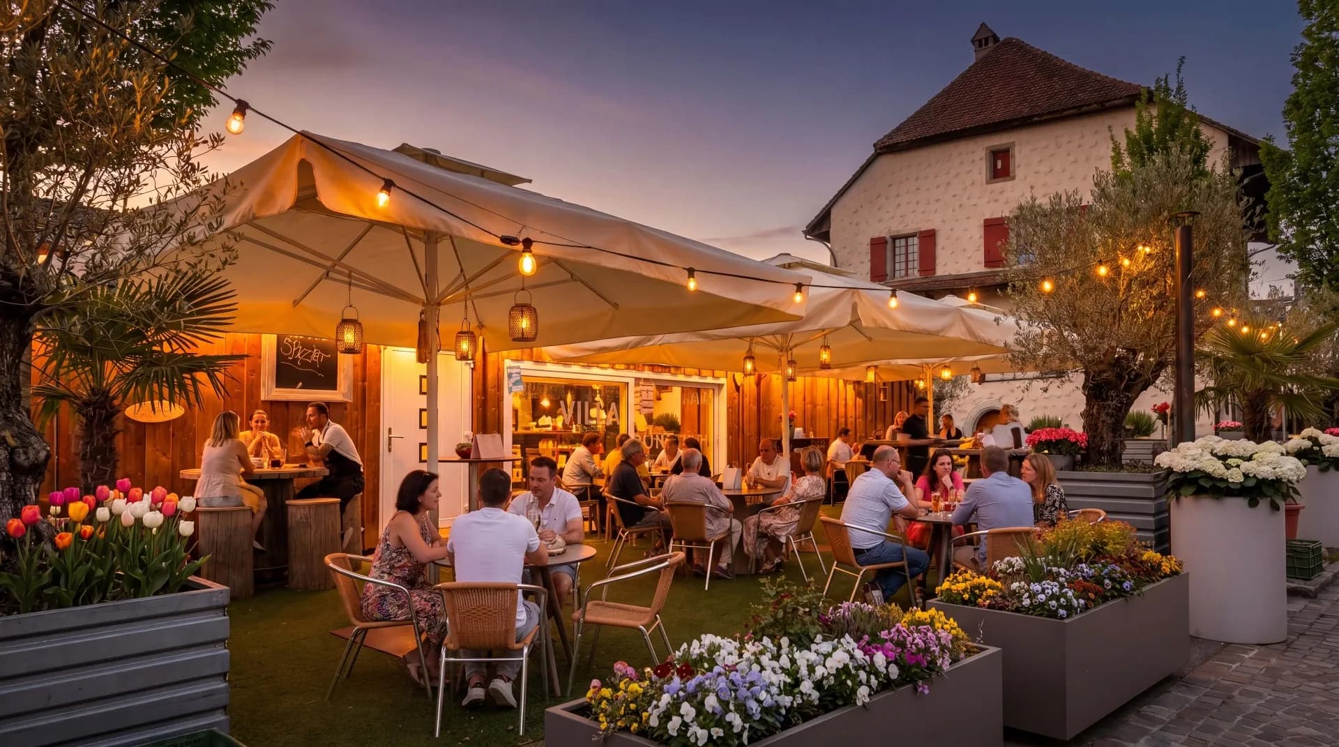 BURGturm BAR Aussenbereich am Abend mit Lichterketten und Olivenbäumen